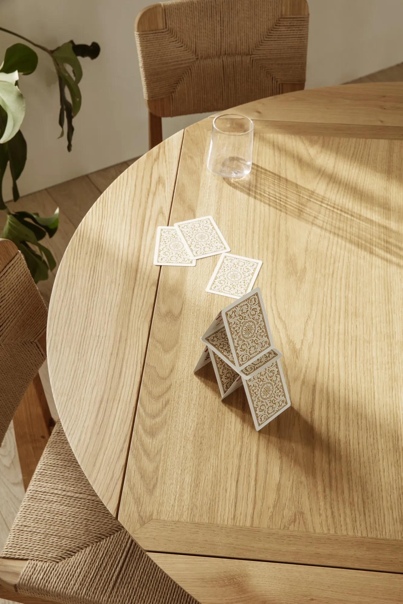 B-table pivoting round / square - Gubi.dk w Mesmetric