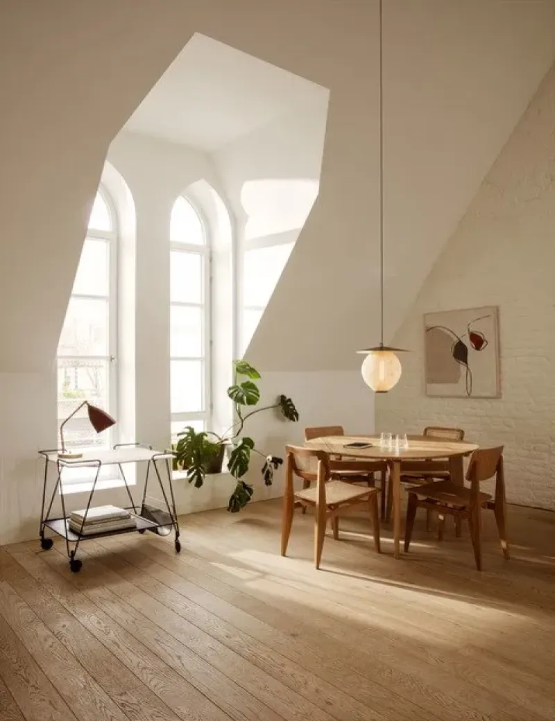 B-table pivoting round / square - Gubi.dk w Mesmetric
