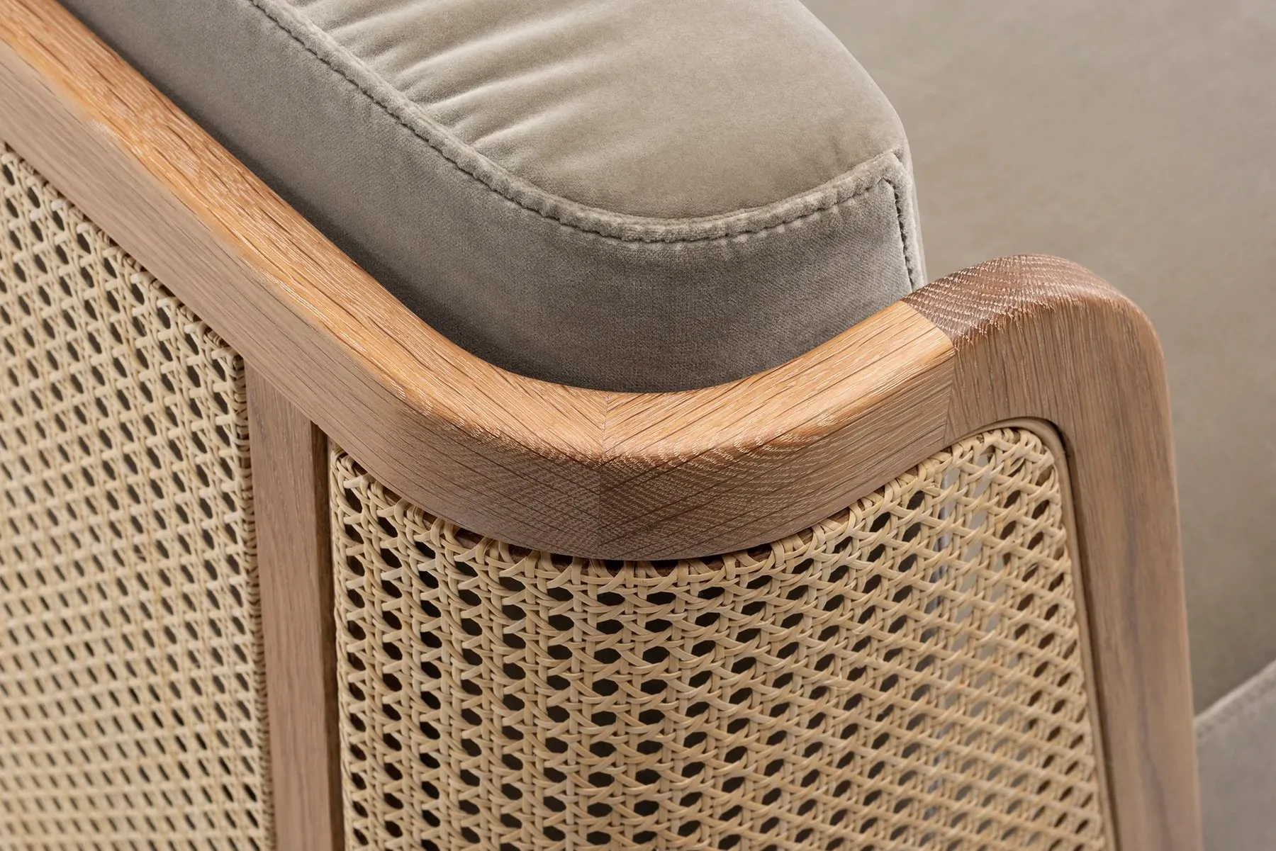 270 Throne Lounge Chair – De La Espada at Mesmetric