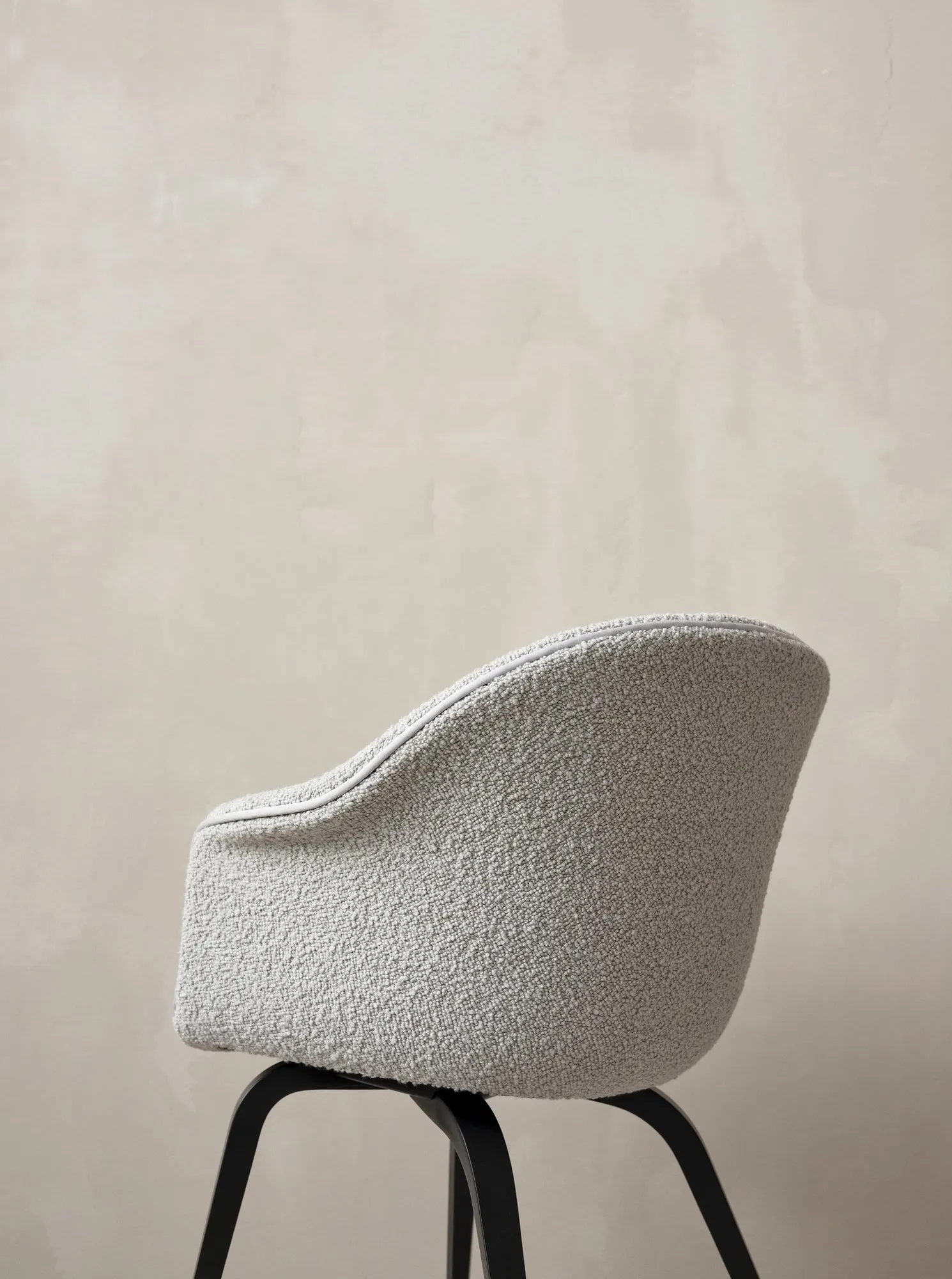 Bat dining wood base upholstered - Gubi.dk w Mesmetric