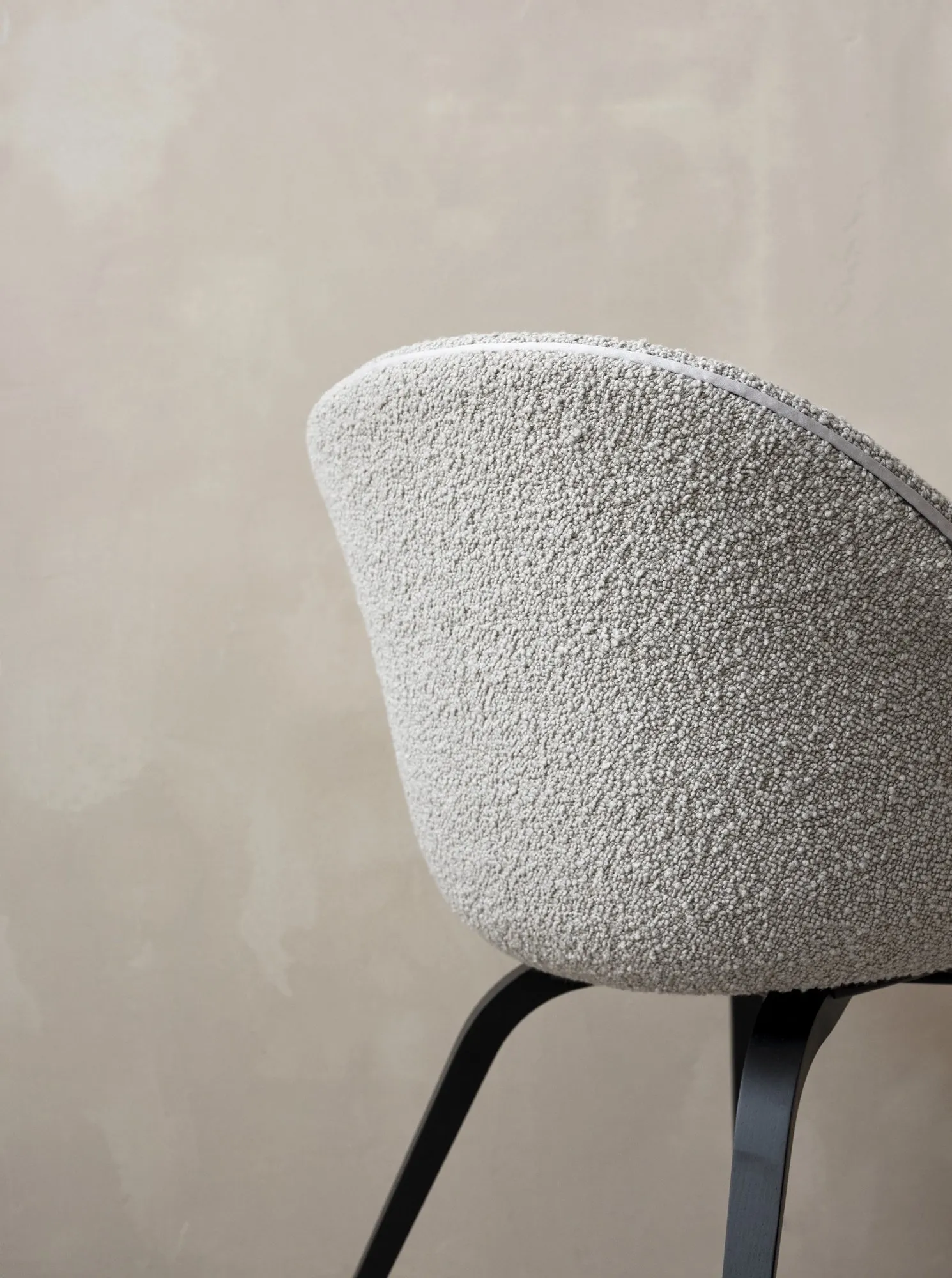Bat dining wood base upholstered - Gubi.dk w Mesmetric