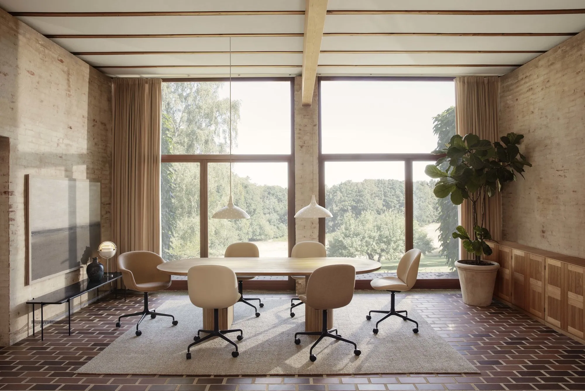 Bat meeting 4-star base w. castors upholstered – Gubi.dk at Mesmetric