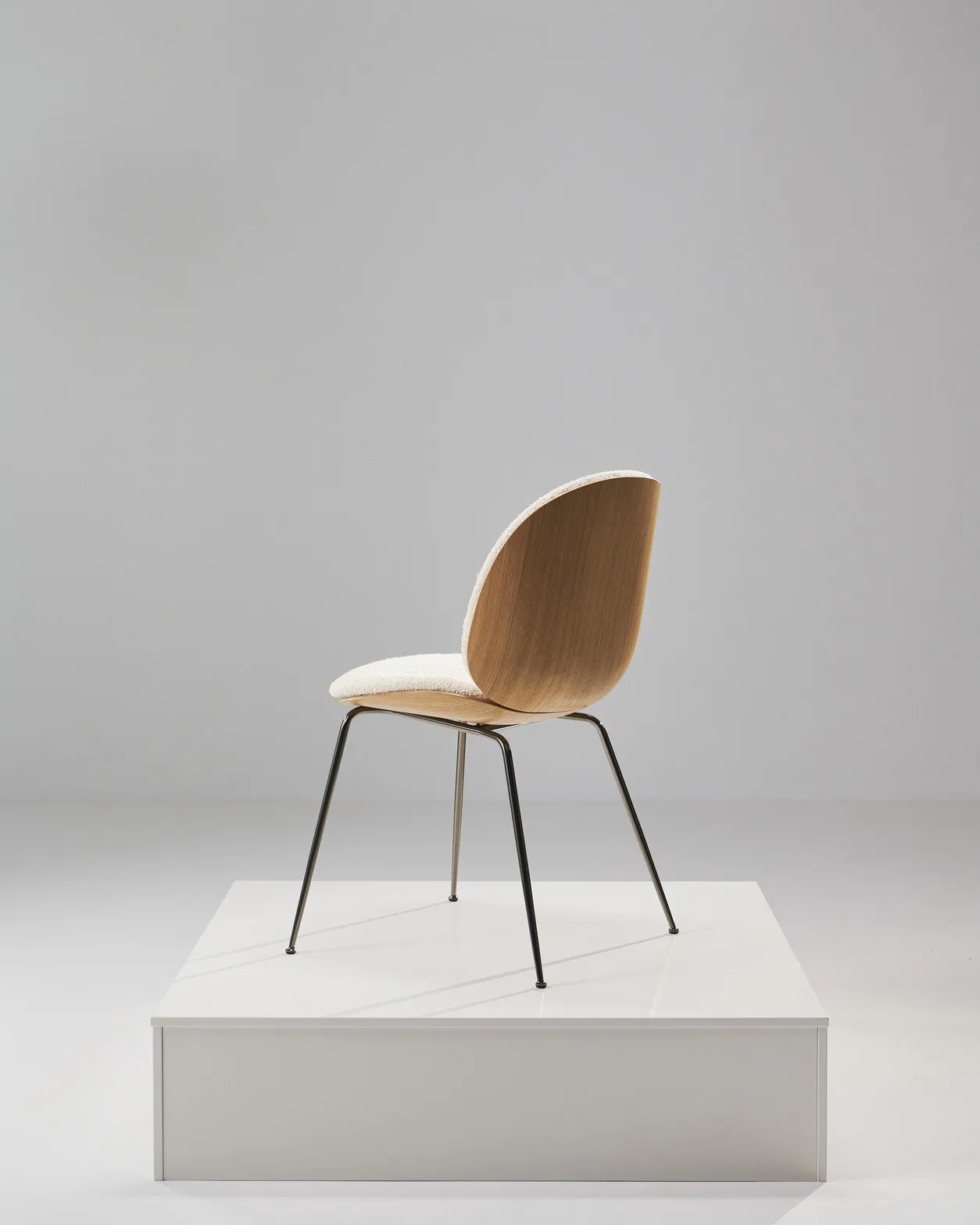 Beetle dining 3d veneer conic base - Gubi.dk w Mesmetric