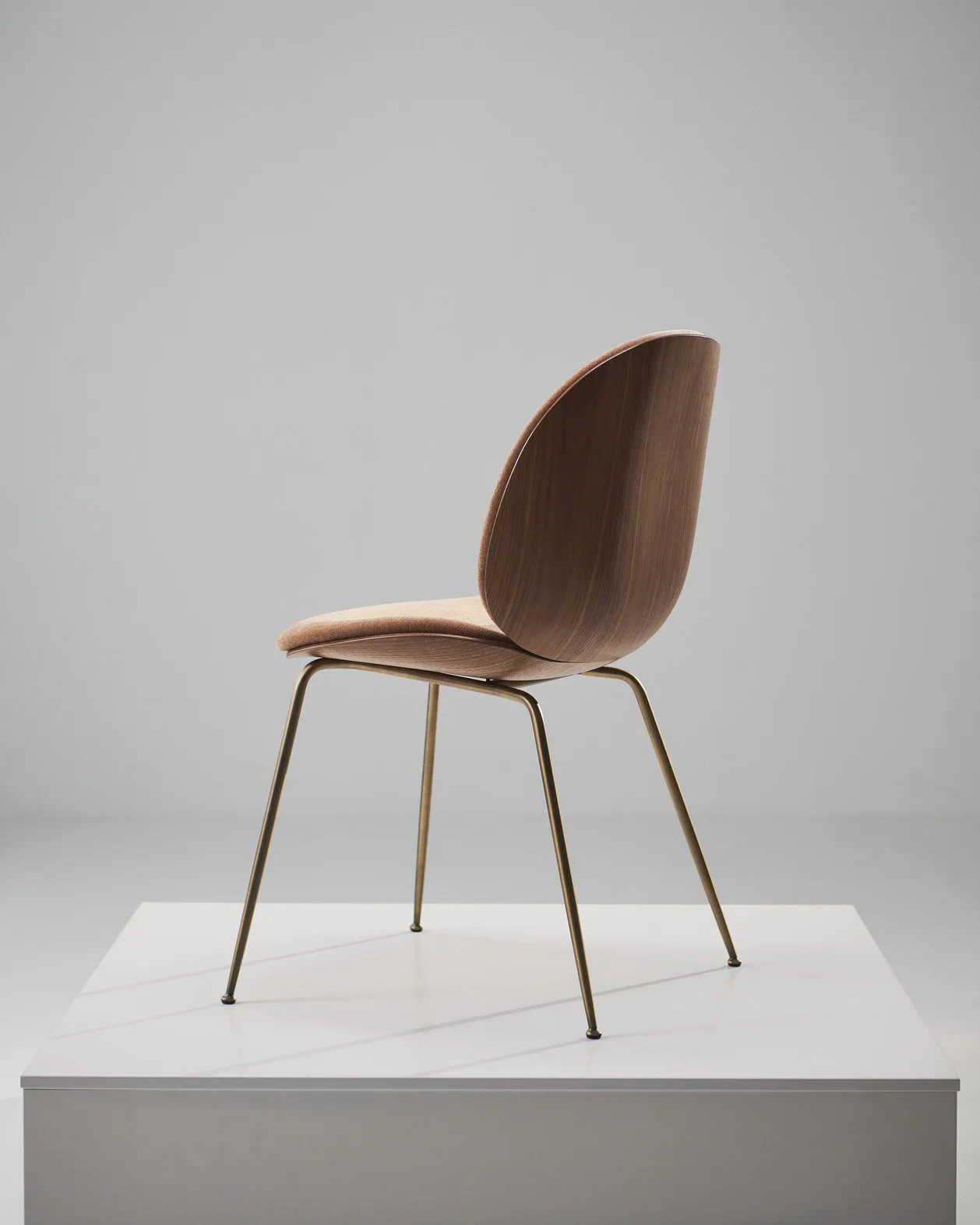 Beetle dining 3d veneer conic base - Gubi.dk w Mesmetric