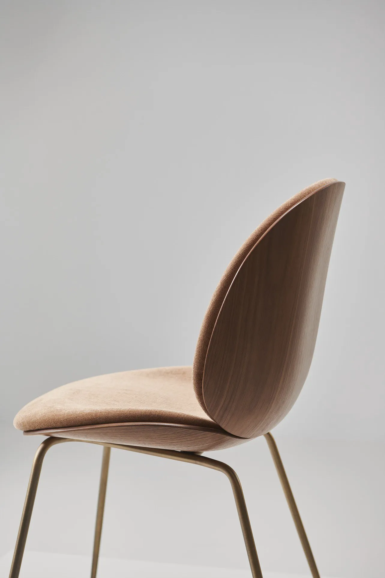 Beetle dining 3d veneer conic base - Gubi.dk w Mesmetric