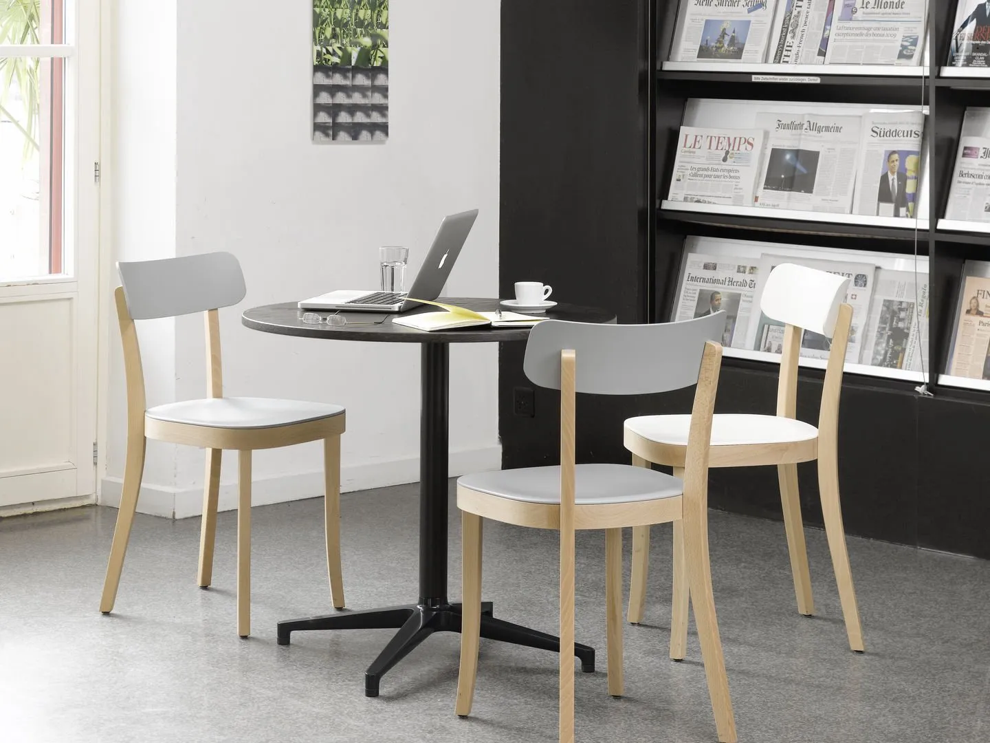 Bistro Round – Vitra at Mesmetric