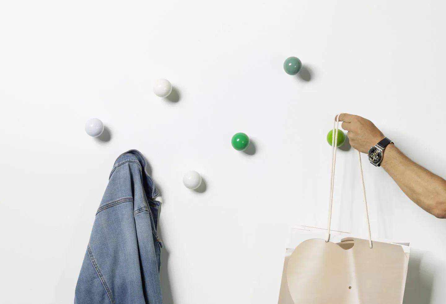 Coat Dots White – Vitra at Mesmetric