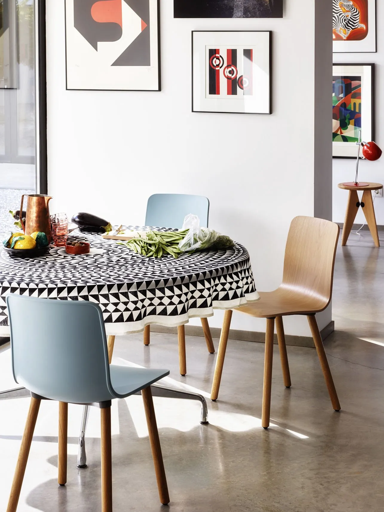 Eames Contract Table Round - Vitra w Mesmetric
