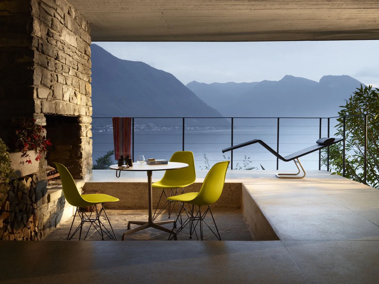 Eames Contract Table Round - Vitra w Mesmetric
