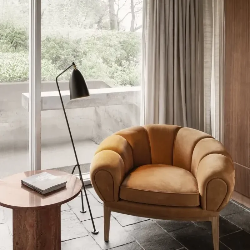 Croissant Lounge Chair - Gubi.dk w Mesmetric