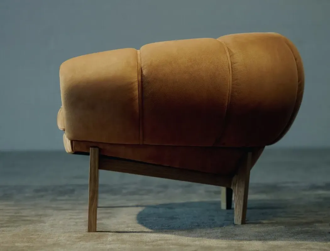 Croissant Lounge Chair - Gubi.dk w Mesmetric