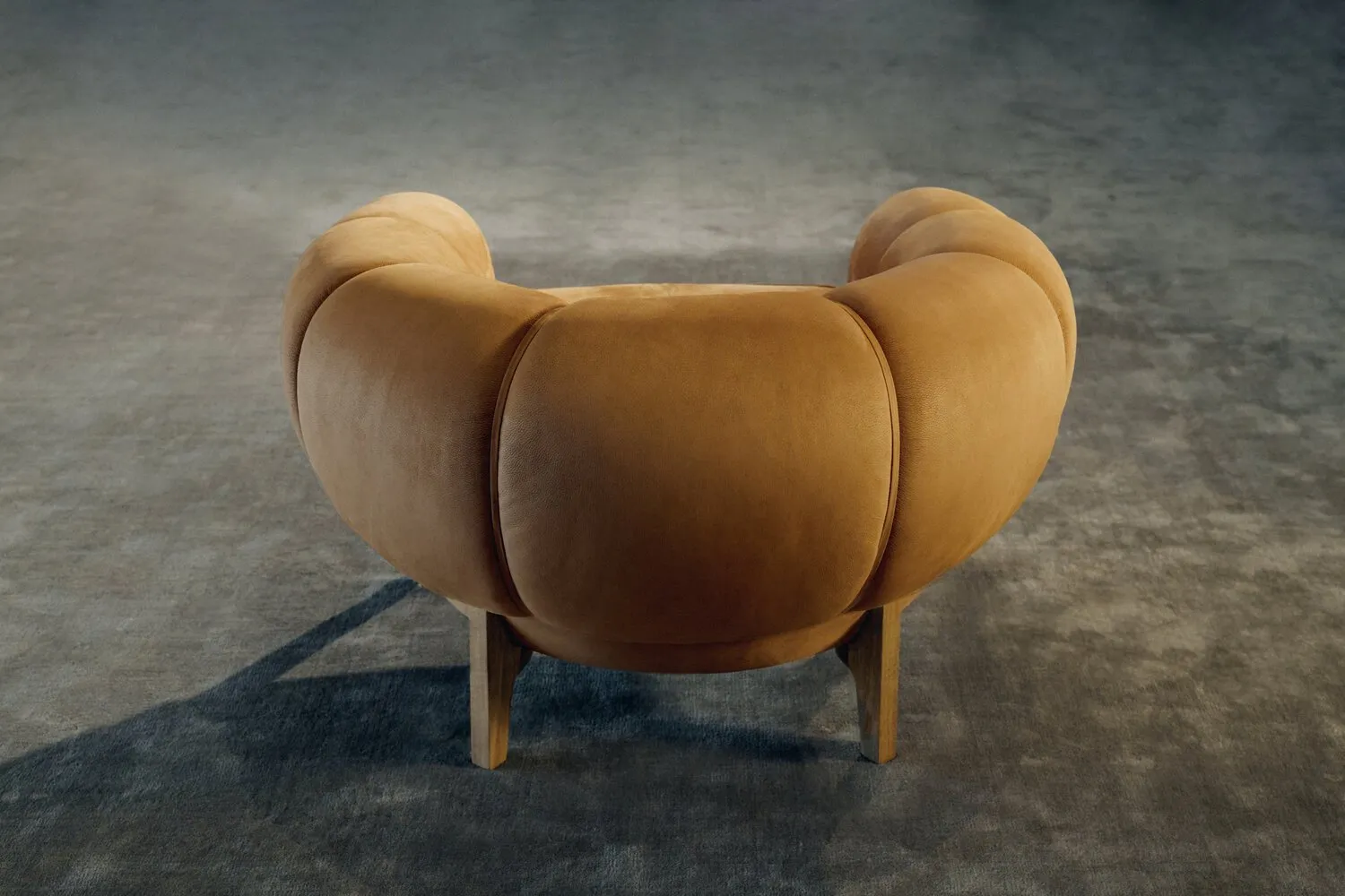 Croissant Lounge Chair - Gubi.dk w Mesmetric