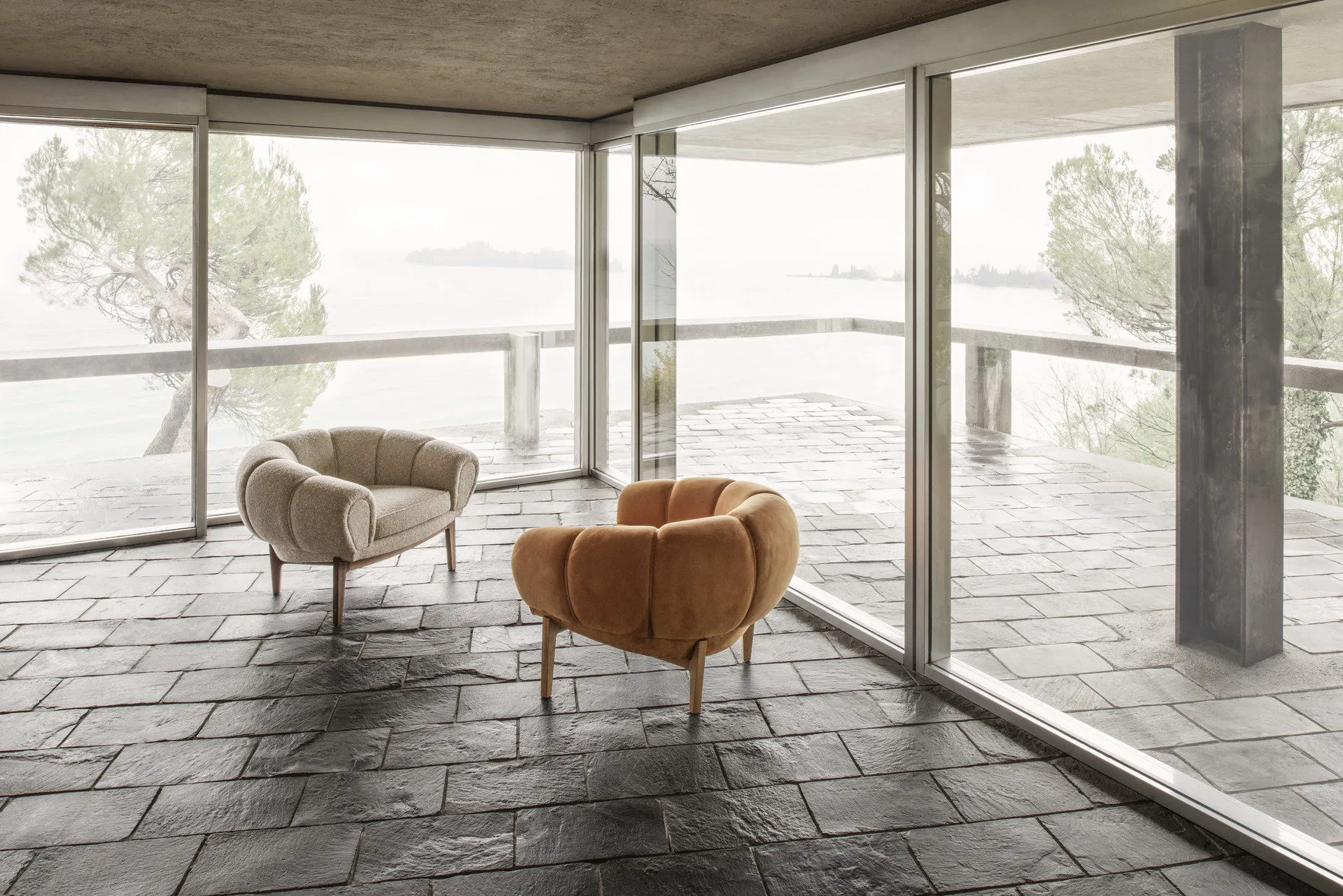 Croissant Lounge Chair - Gubi.dk w Mesmetric