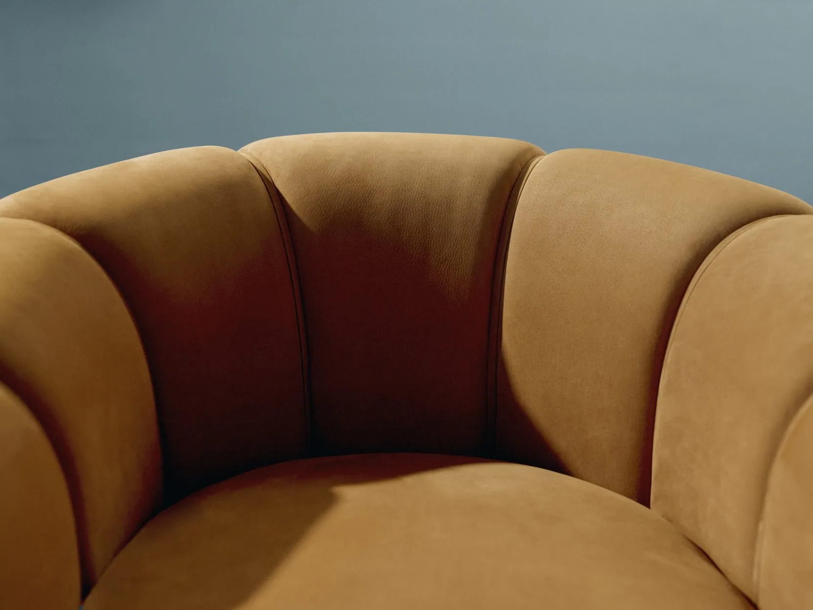 Croissant Lounge Chair - Gubi.dk w Mesmetric