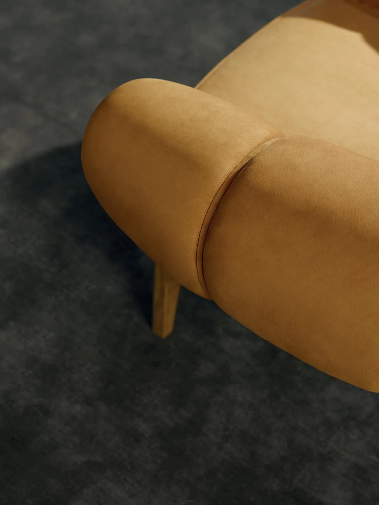 Croissant Lounge Chair - Gubi.dk w Mesmetric