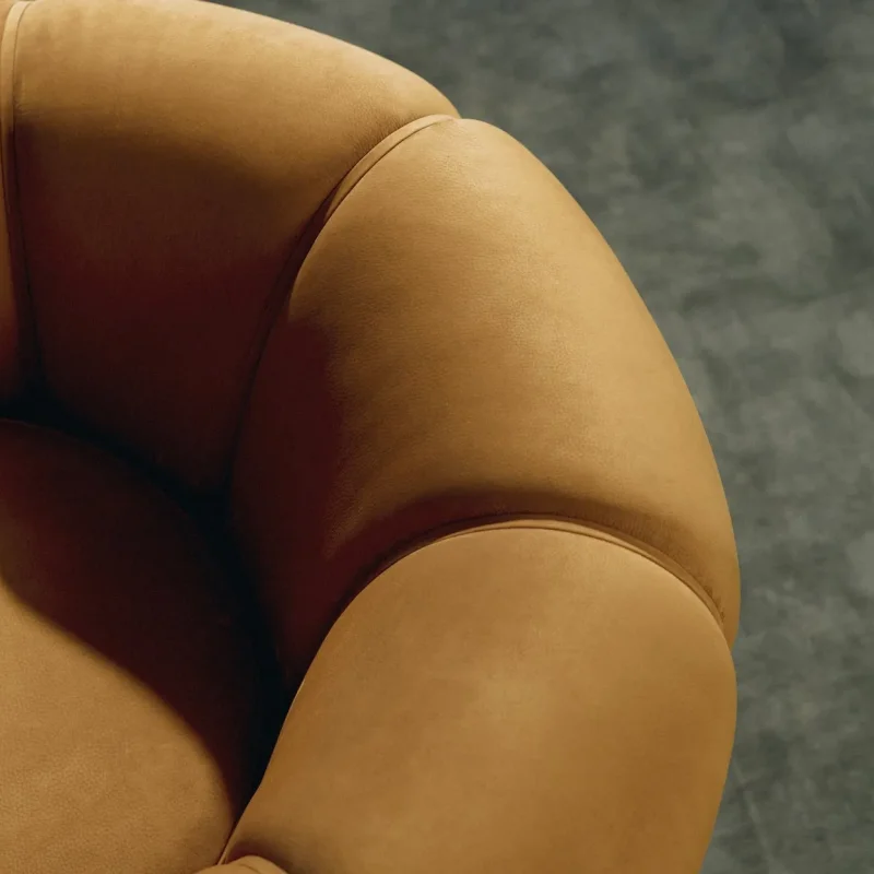 Croissant Lounge Chair - Gubi.dk w Mesmetric
