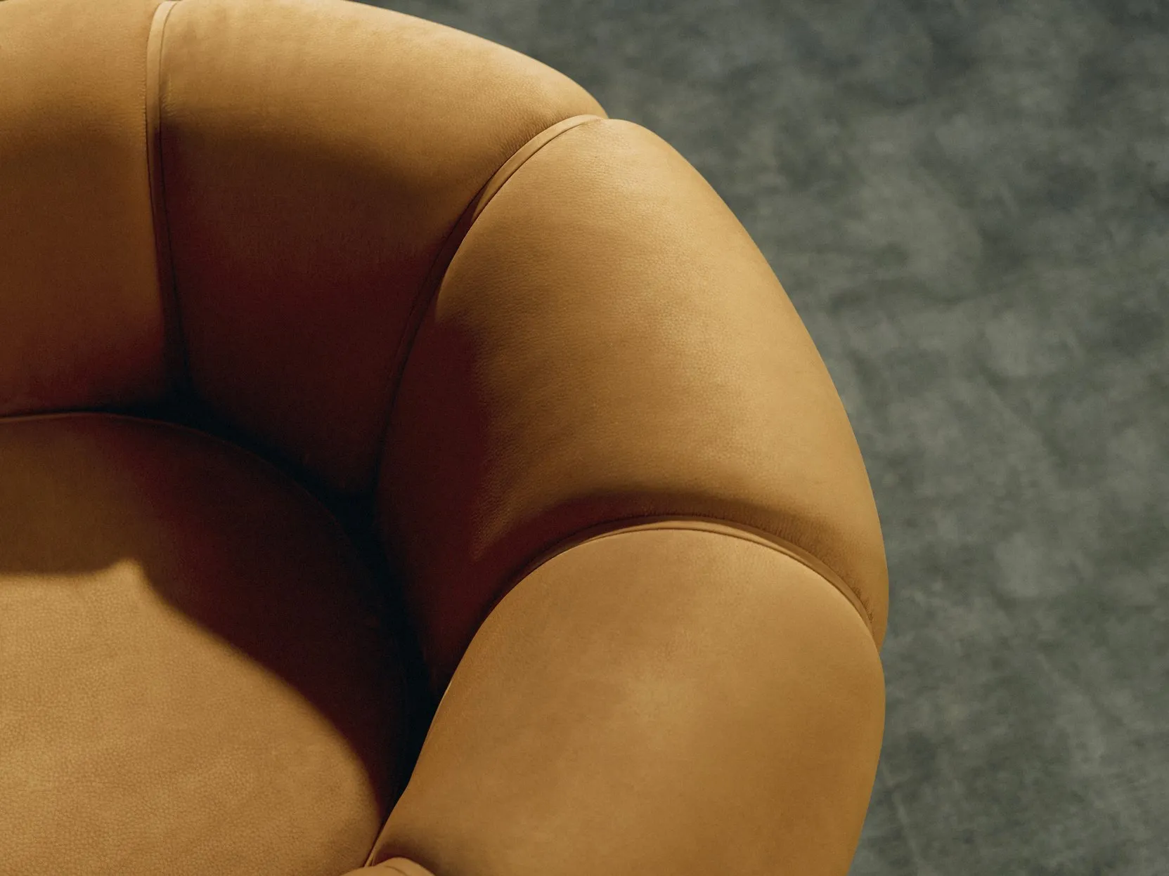 Croissant Lounge Chair - Gubi.dk w Mesmetric