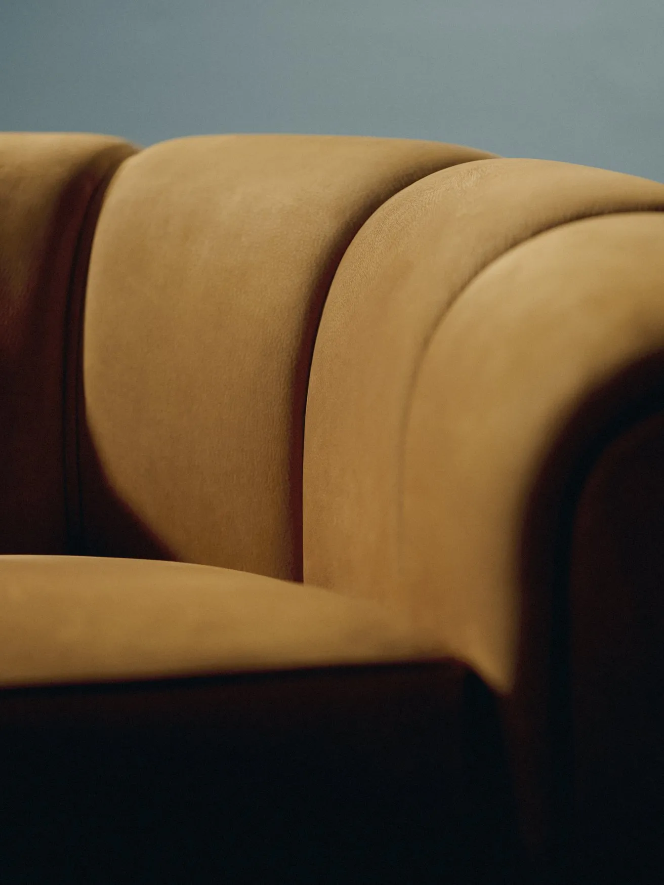 Croissant Lounge Chair - Gubi.dk w Mesmetric