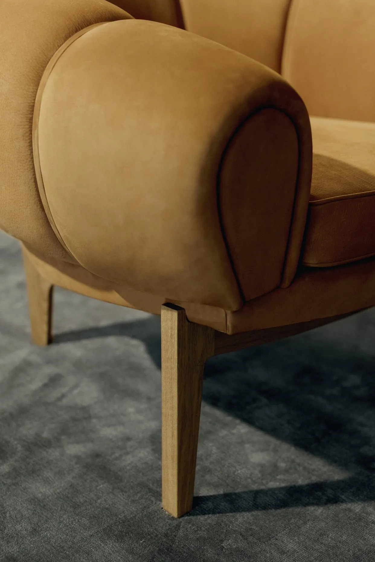 Croissant Lounge Chair - Gubi.dk w Mesmetric