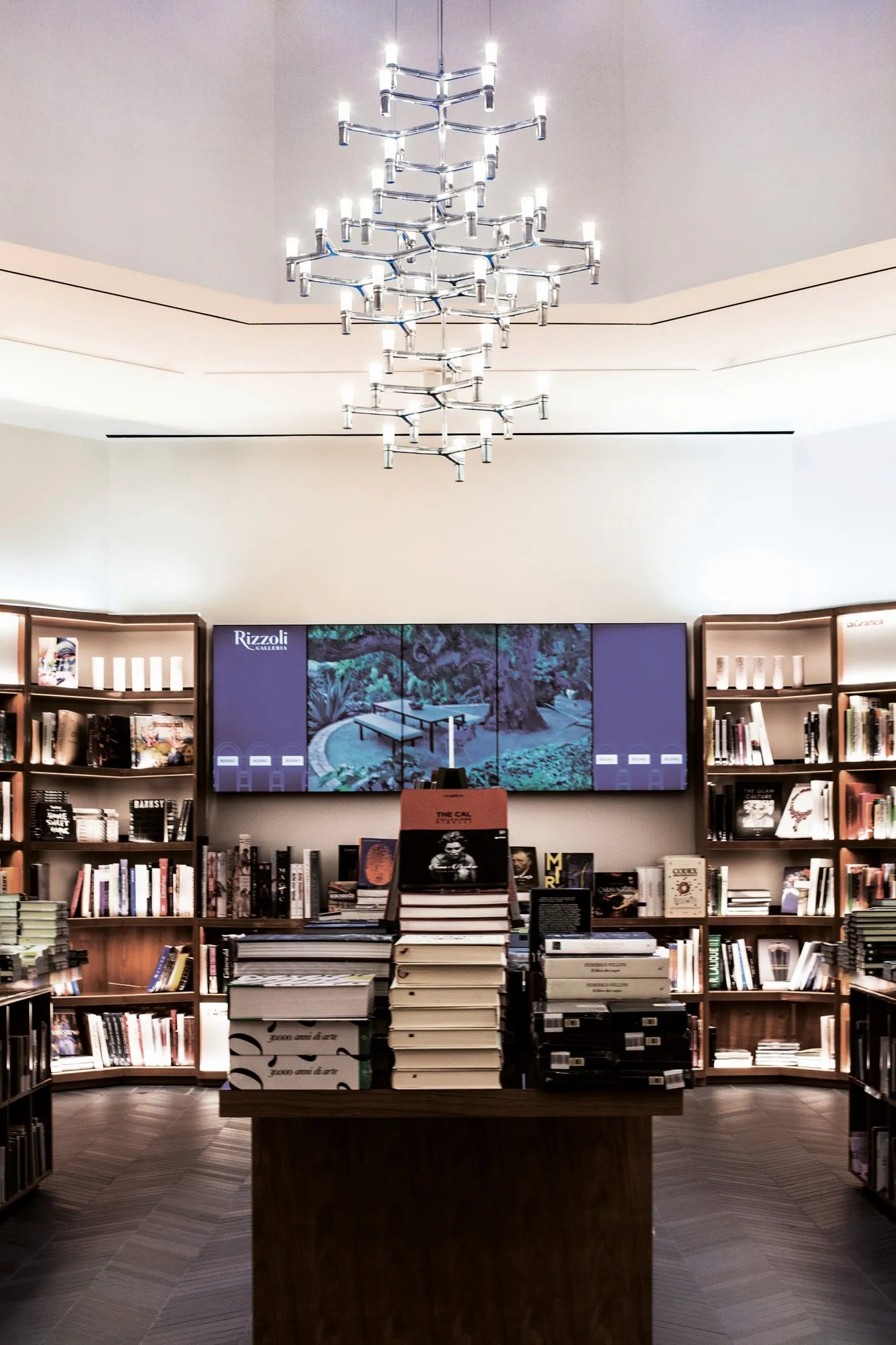 Crown Summa – Nemo Lighting at Mesmetric