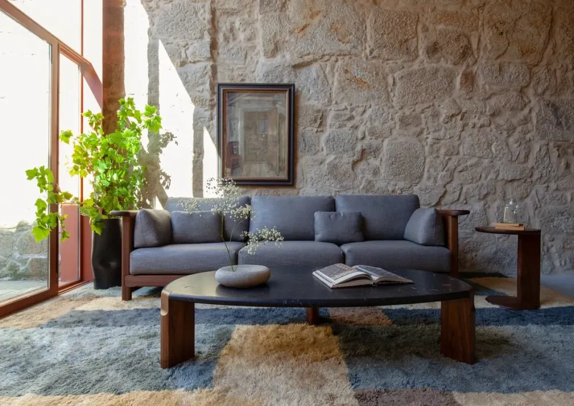 687 Twenty-Five Sofa - De La Espada w Mesmetric