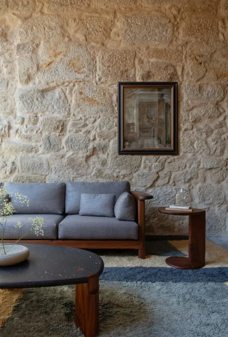 687 Twenty-Five Sofa - De La Espada w Mesmetric