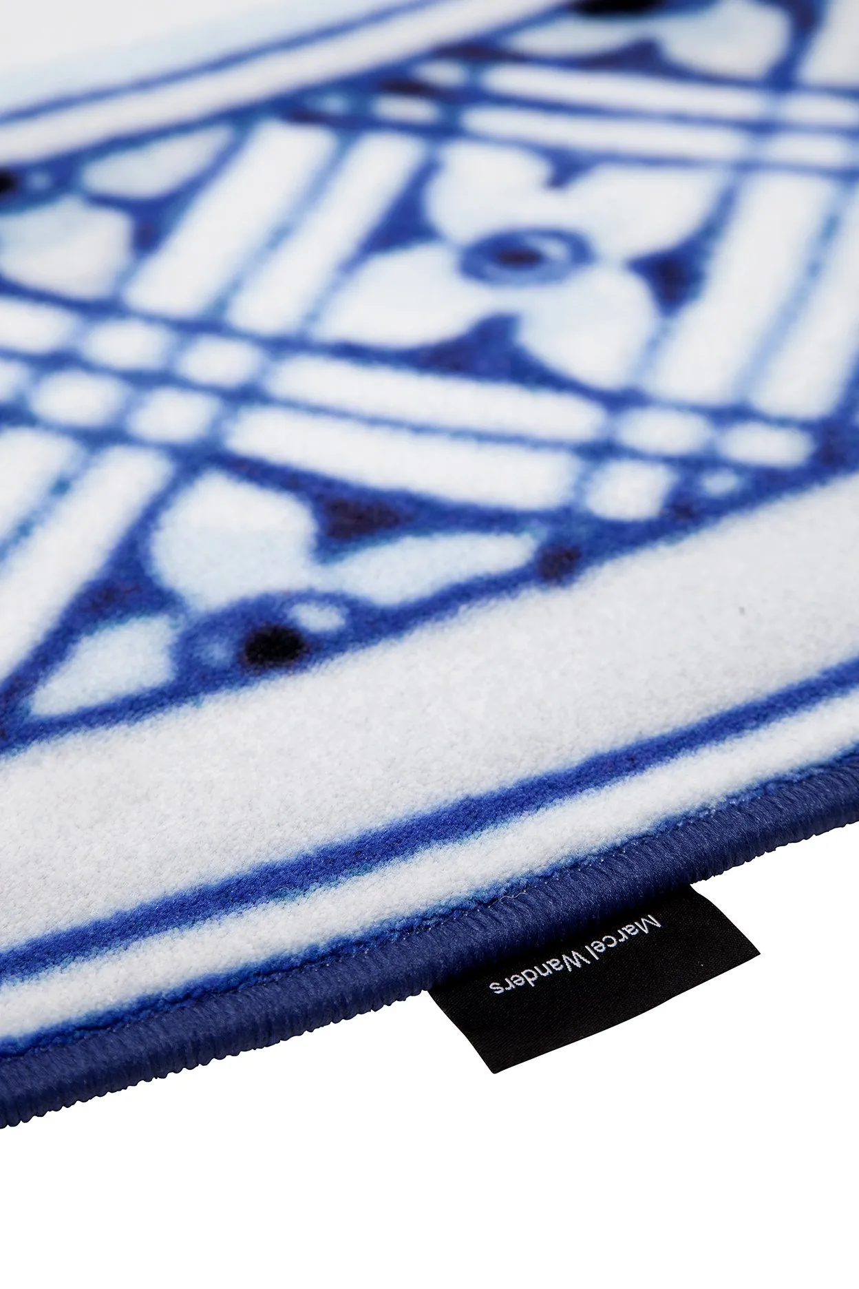 Delft Blue Plate – Moooi Carpets at Mesmetric