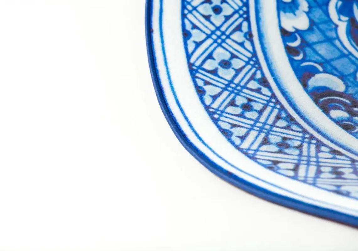 Delft Blue Plate – Moooi Carpets at Mesmetric