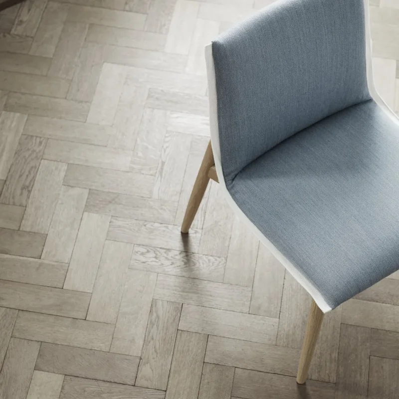 E004 Embrace Chair - Carl Hansen w Mesmetric