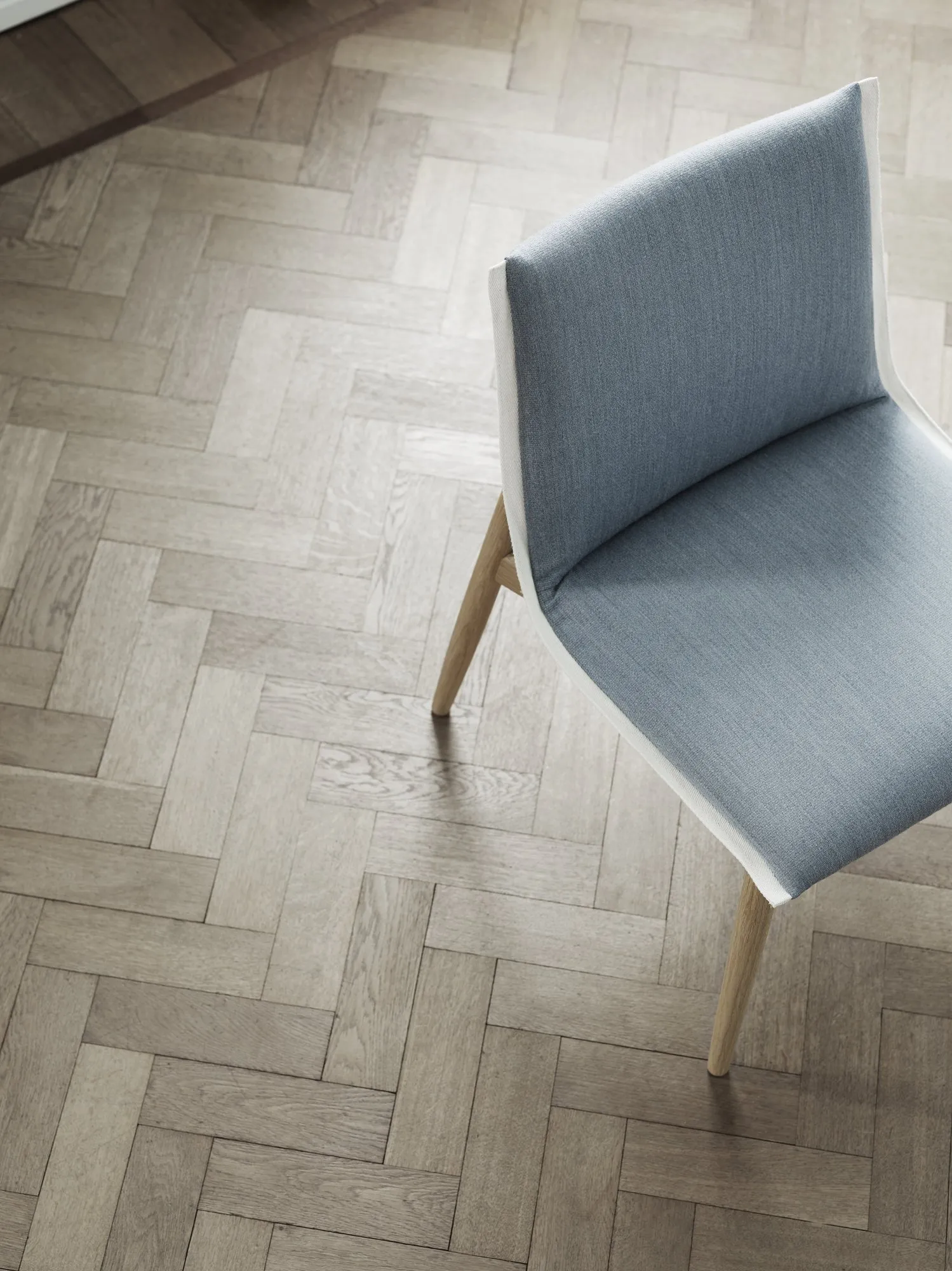 E004 Embrace Chair - Carl Hansen w Mesmetric