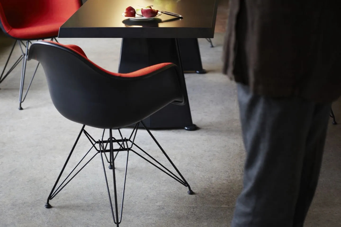 Eames Plastic DAR RE Full Upholstery - Vitra w Mesmetric