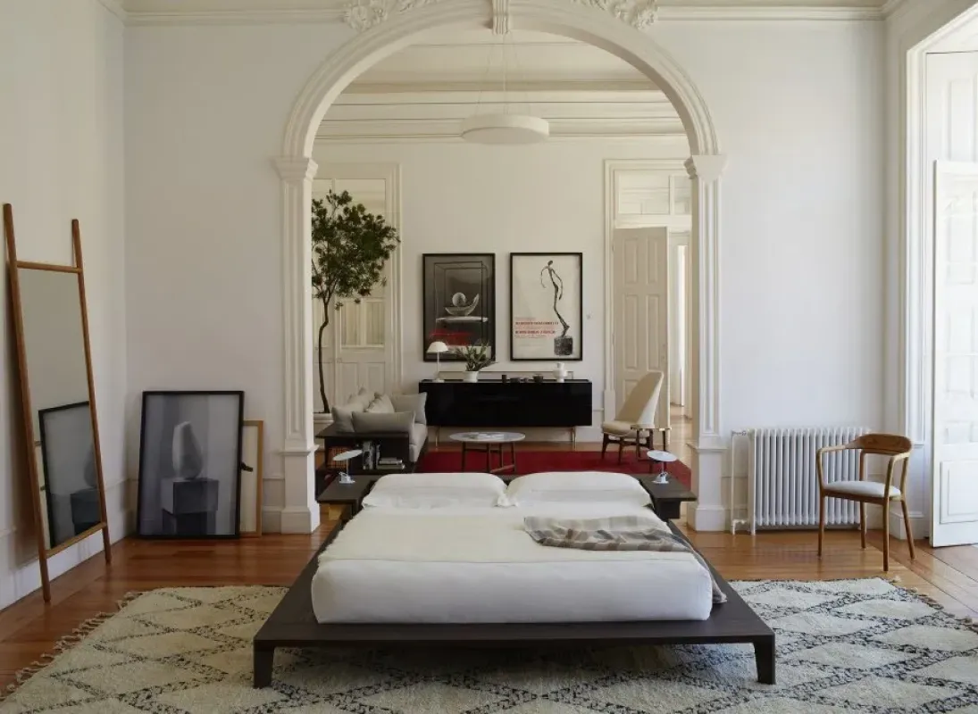 758 Platform Bed - De La Espada w Mesmetric