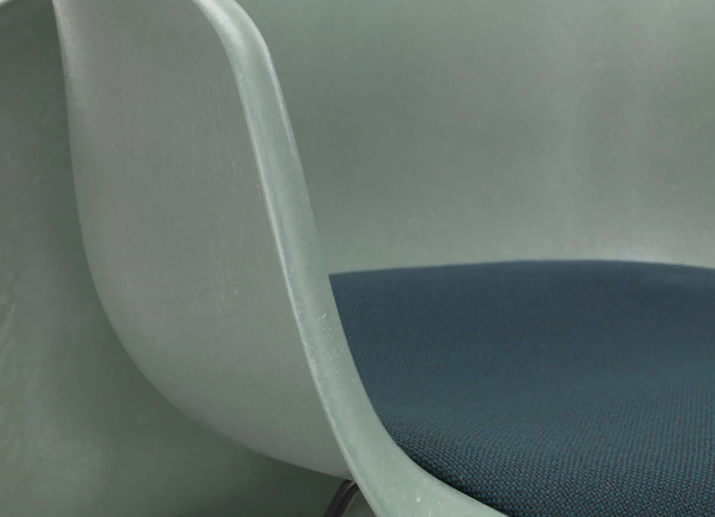 Eames Fiberglass DAR Upholstred seat – Vitra at Mesmetric