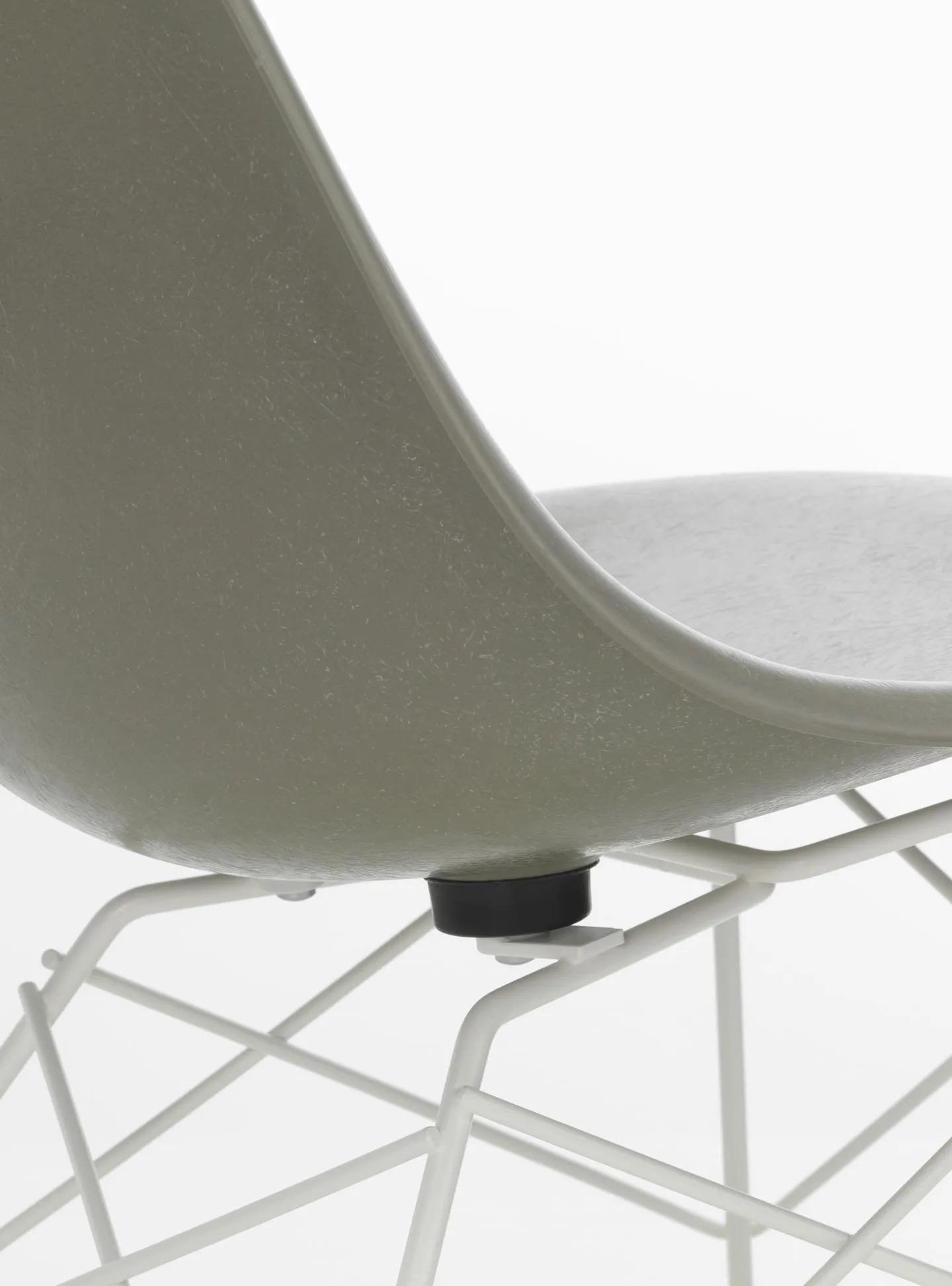 Eames Fiberglass Chair LSR – Vitra at Mesmetric