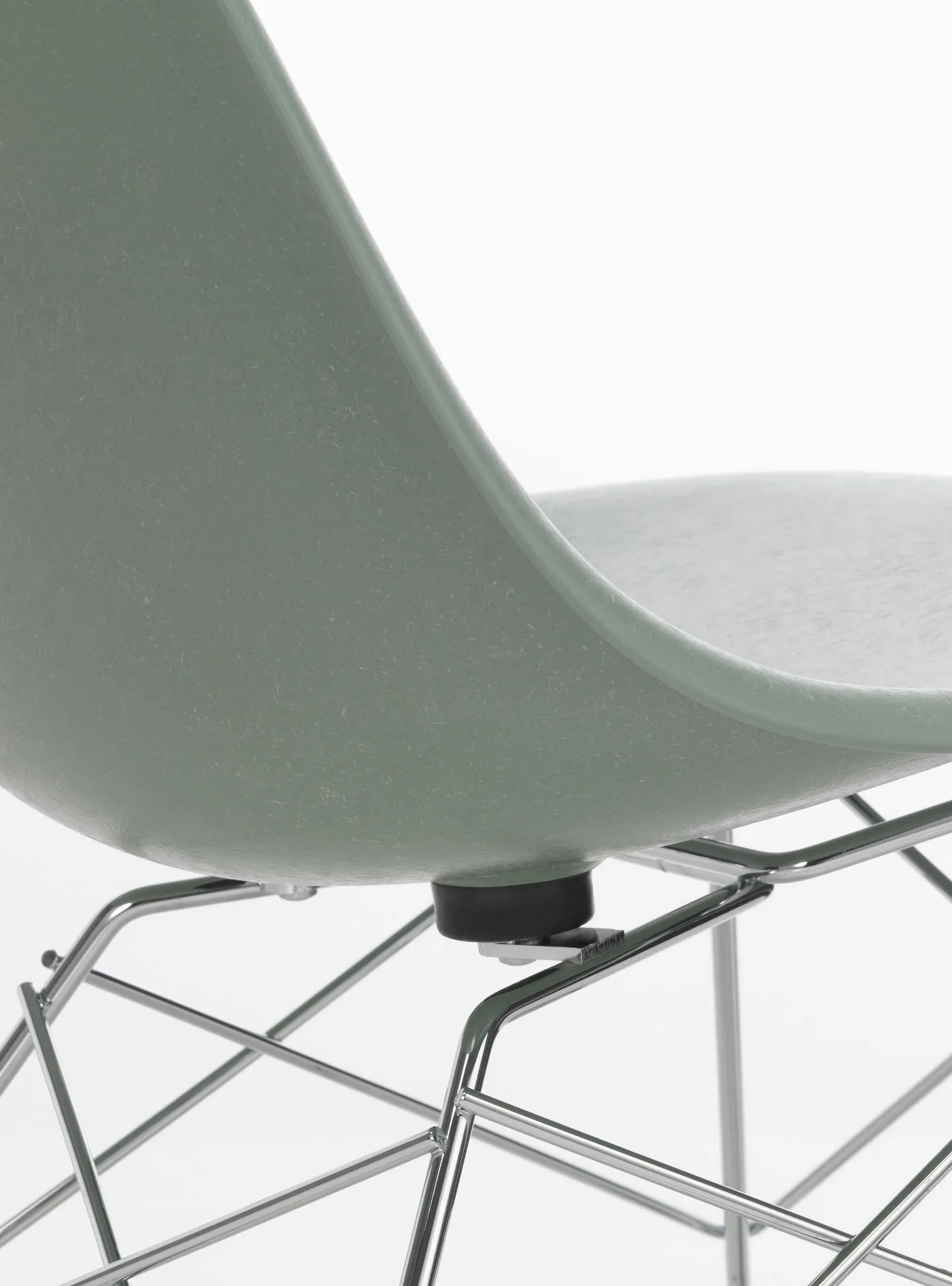 Eames Fiberglass Chair LSR – Vitra at Mesmetric