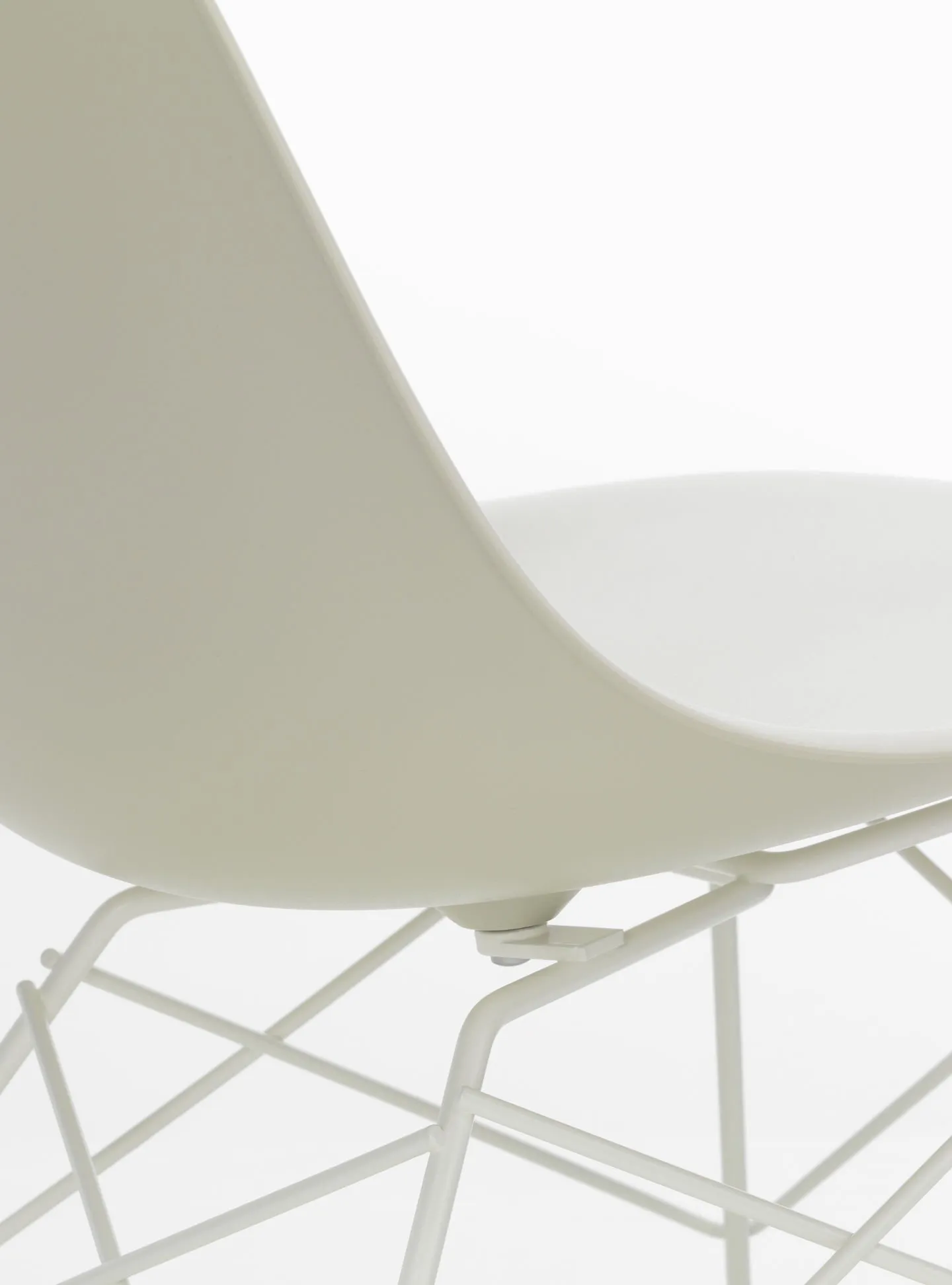 Eames Plastic Chair RE LSR - Vitra w Mesmetric