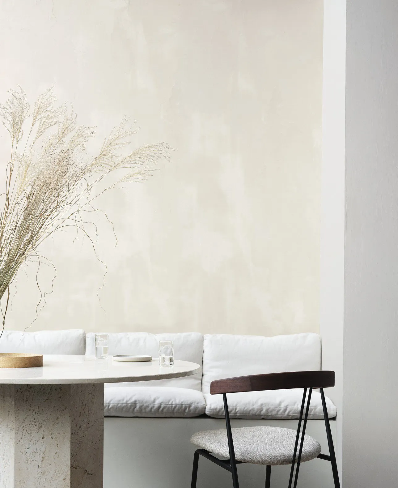 Epic dining table travertine - Gubi.dk w Mesmetric