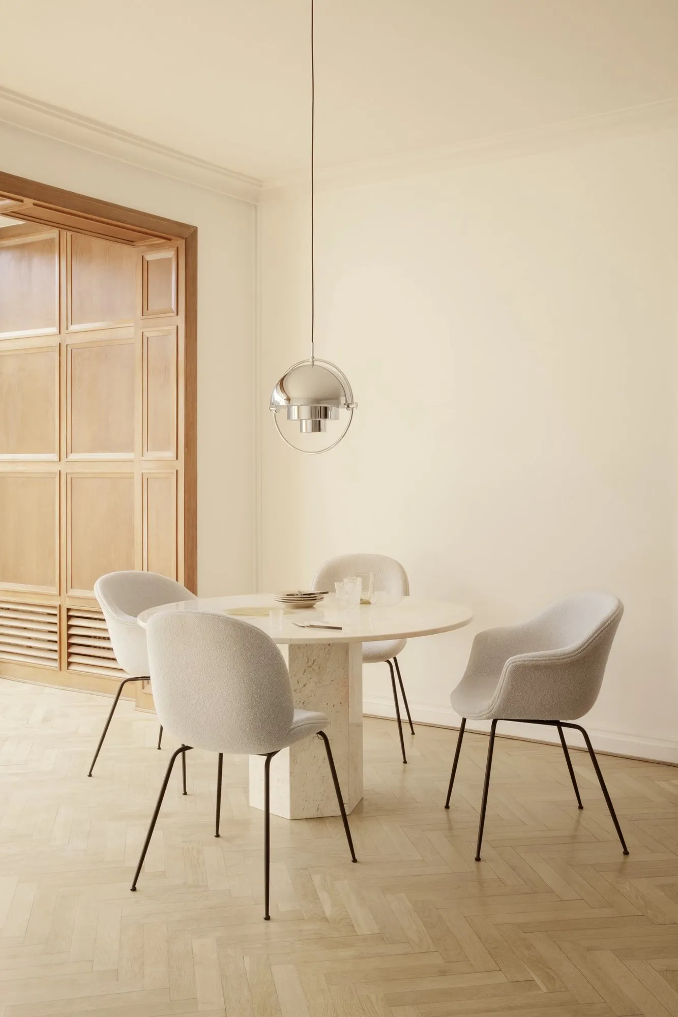 Epic dining table travertine - Gubi.dk w Mesmetric