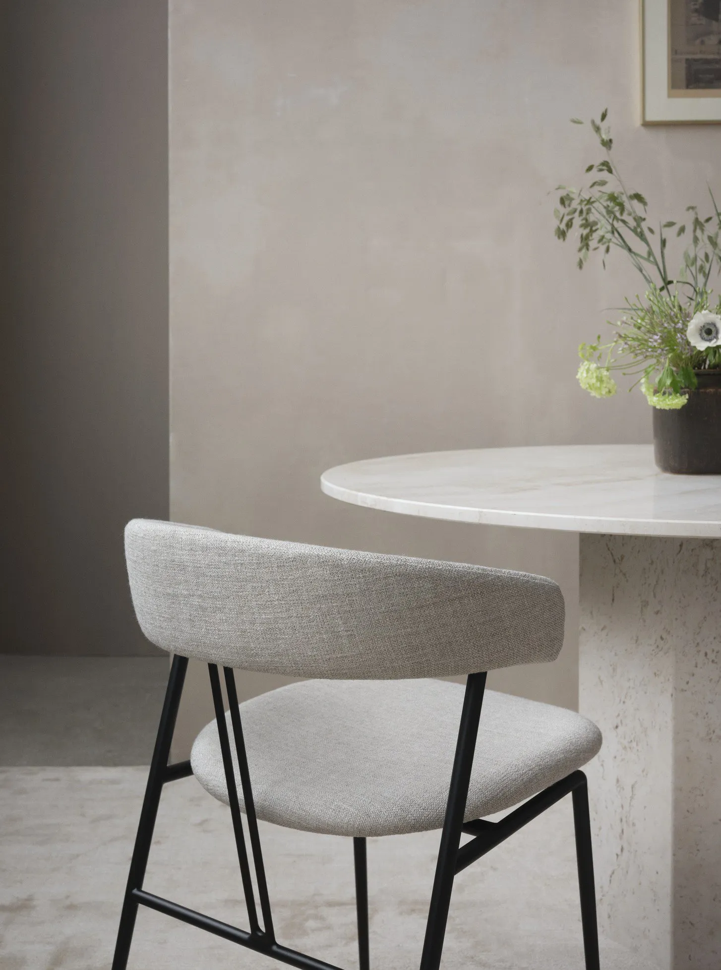 Epic dining table travertine - Gubi.dk w Mesmetric