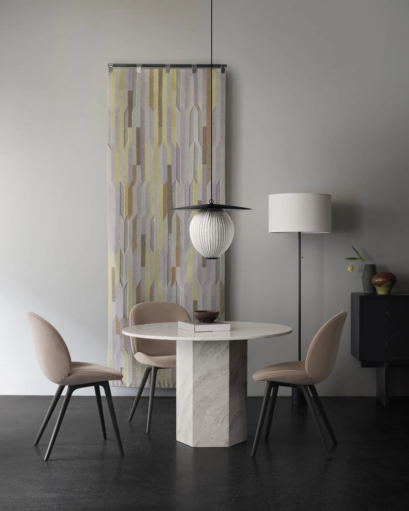 Epic dining table travertine - Gubi.dk w Mesmetric