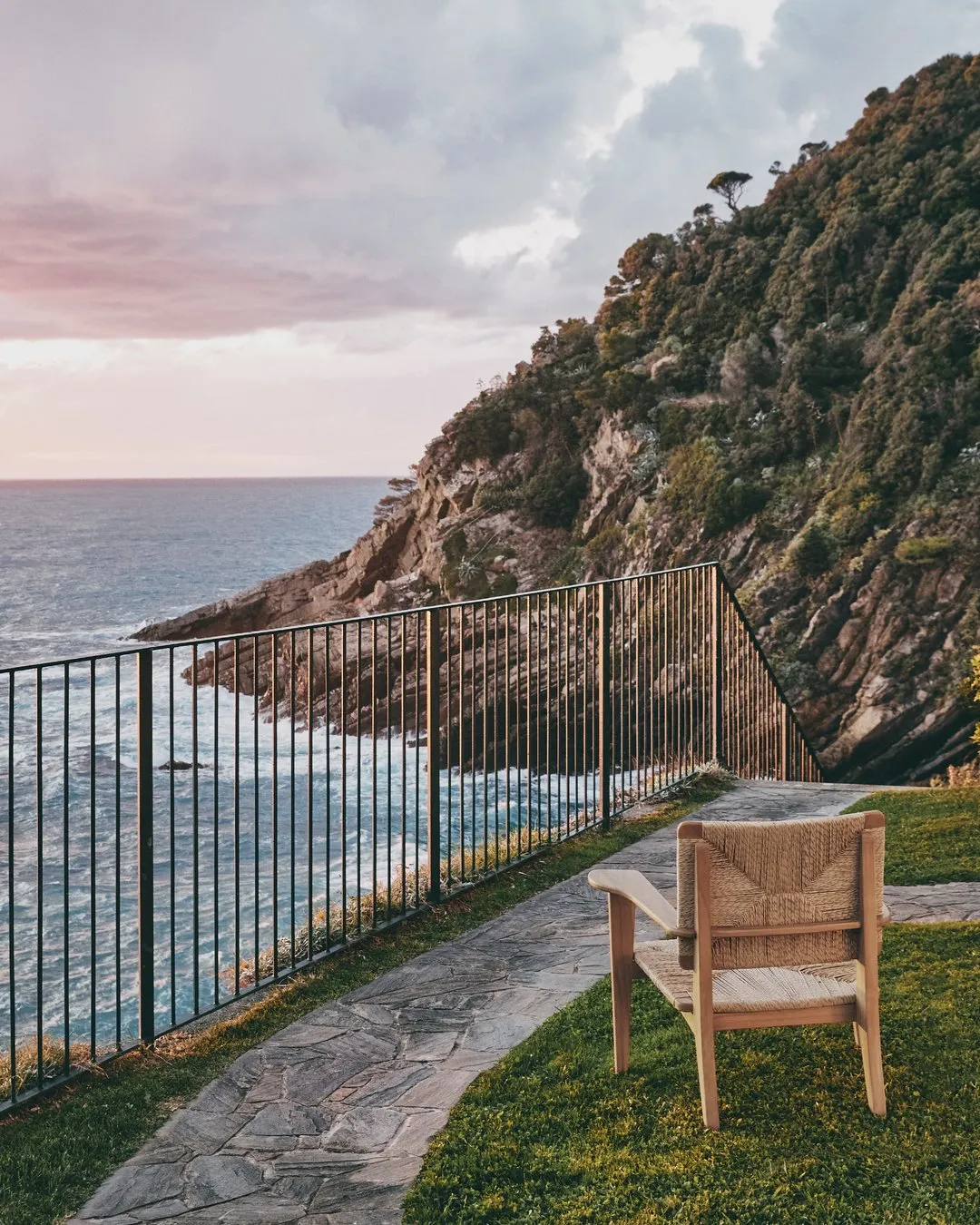 F-chair outdoor lounge - Gubi.dk w Mesmetric