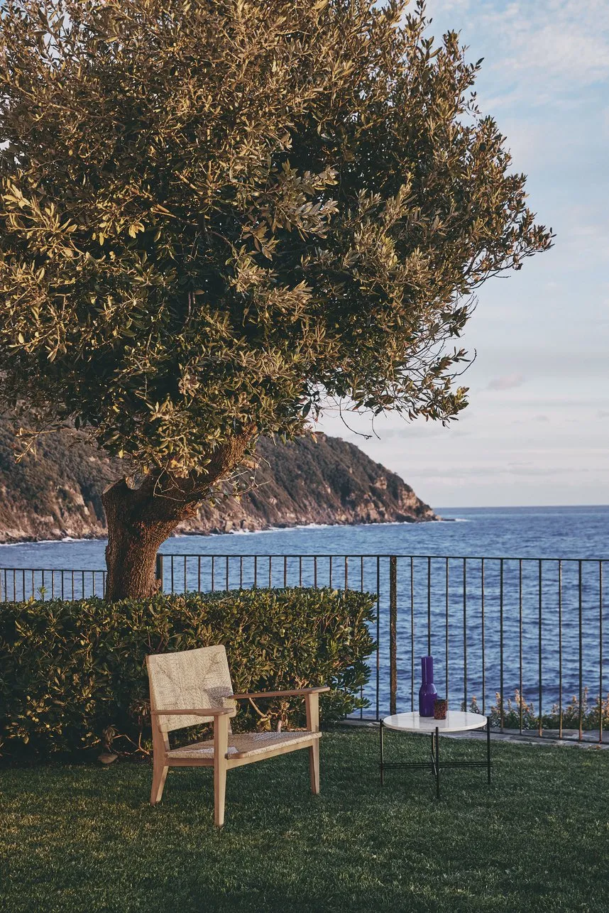 F-chair outdoor lounge - Gubi.dk w Mesmetric