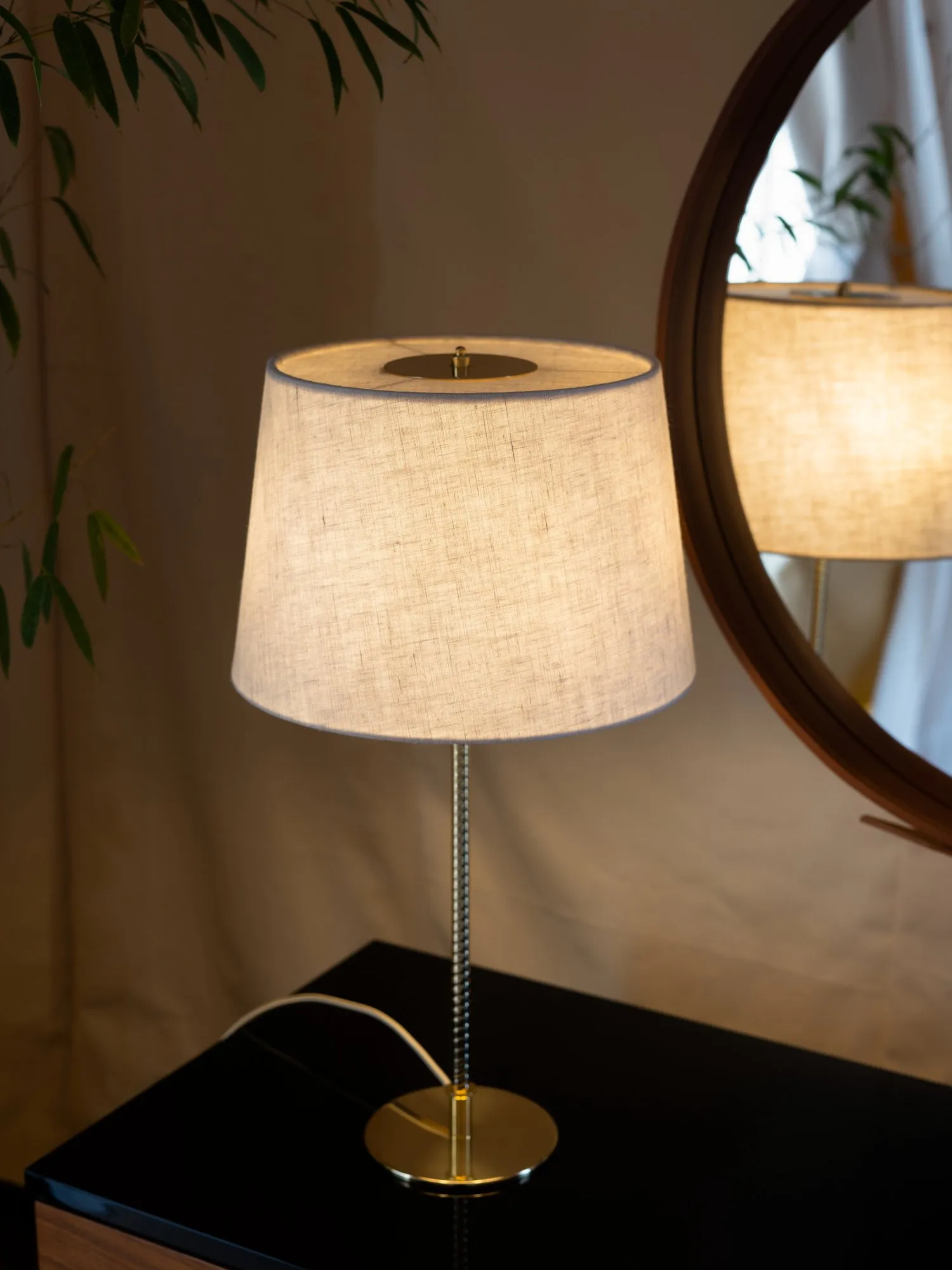 9205 table - Gubi.dk w Mesmetric