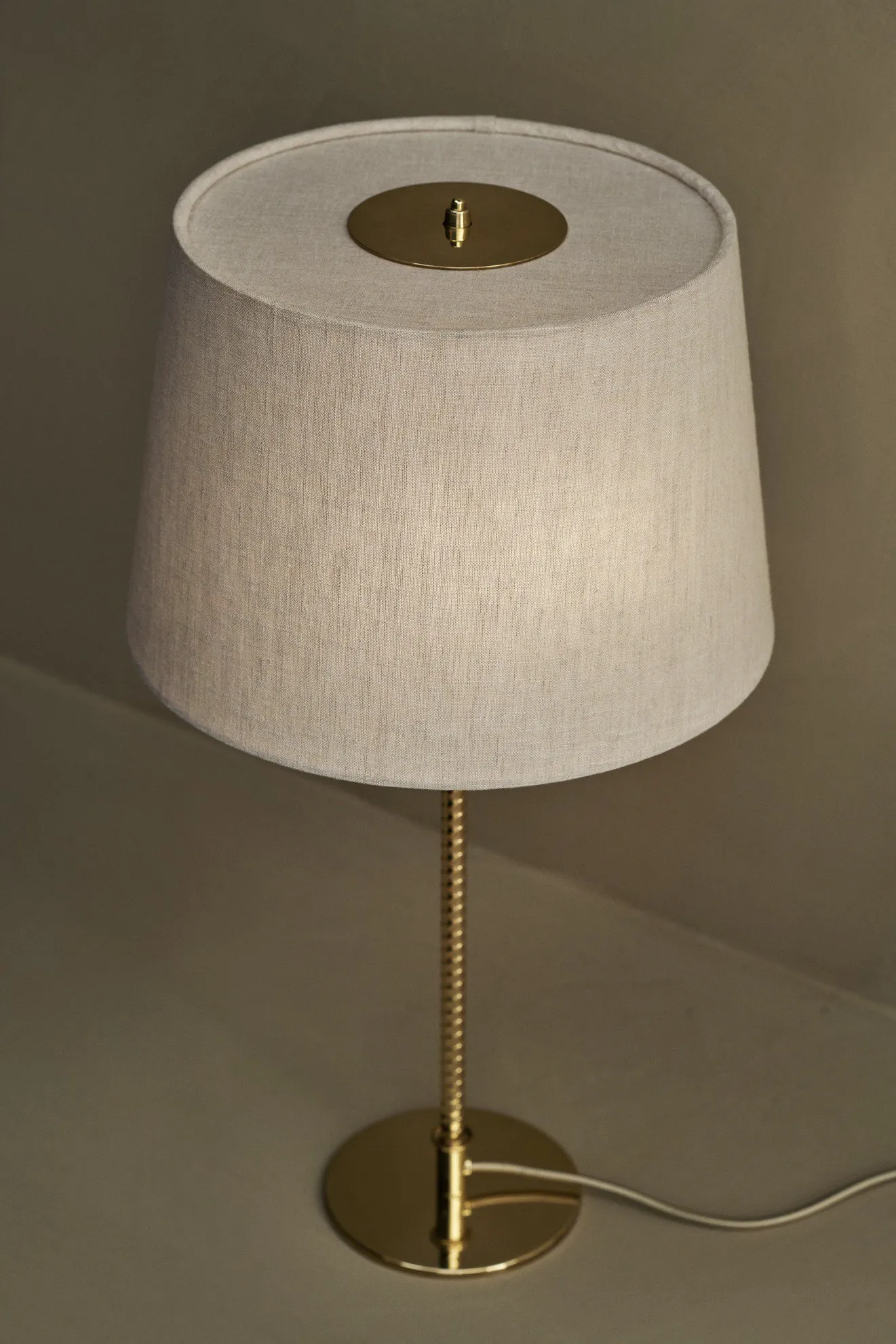 9205 table - Gubi.dk w Mesmetric