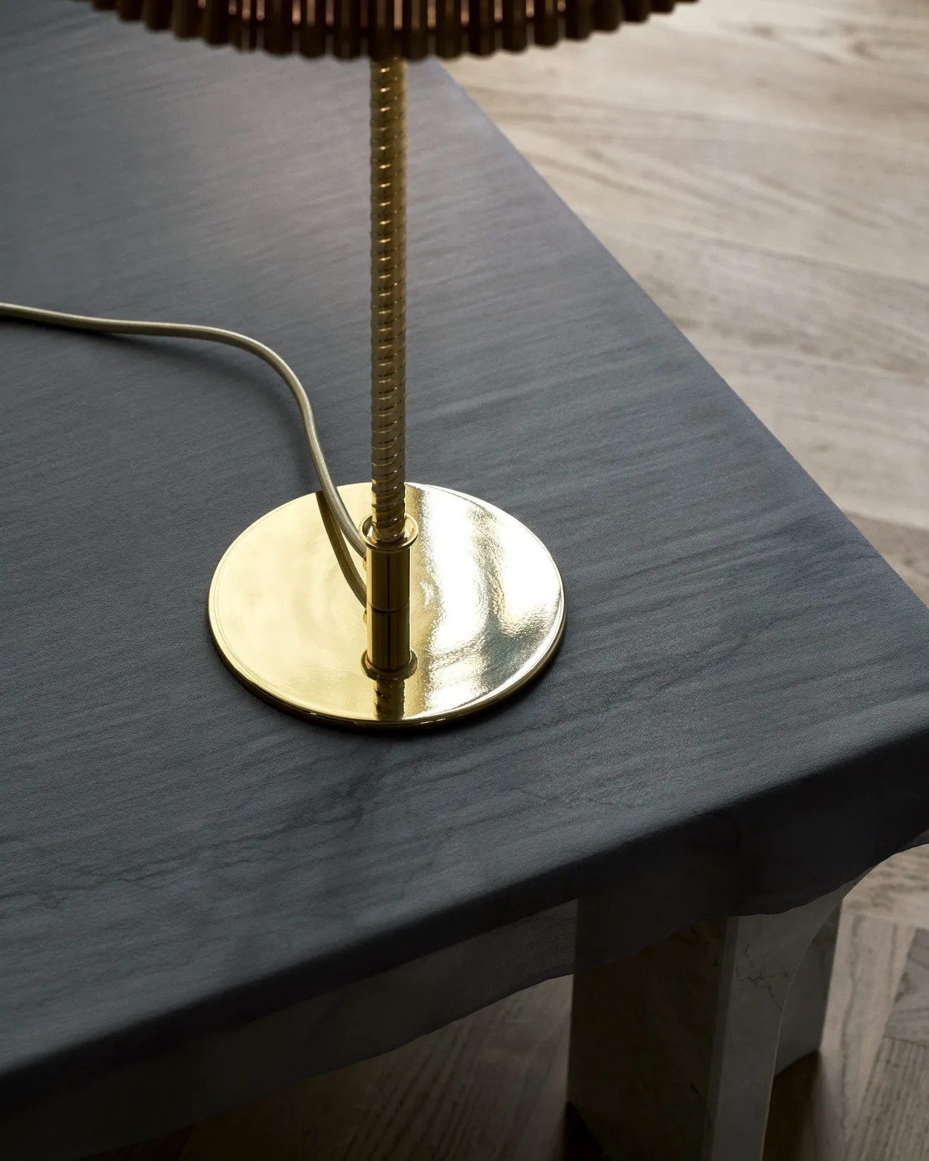9205 table - Gubi.dk w Mesmetric