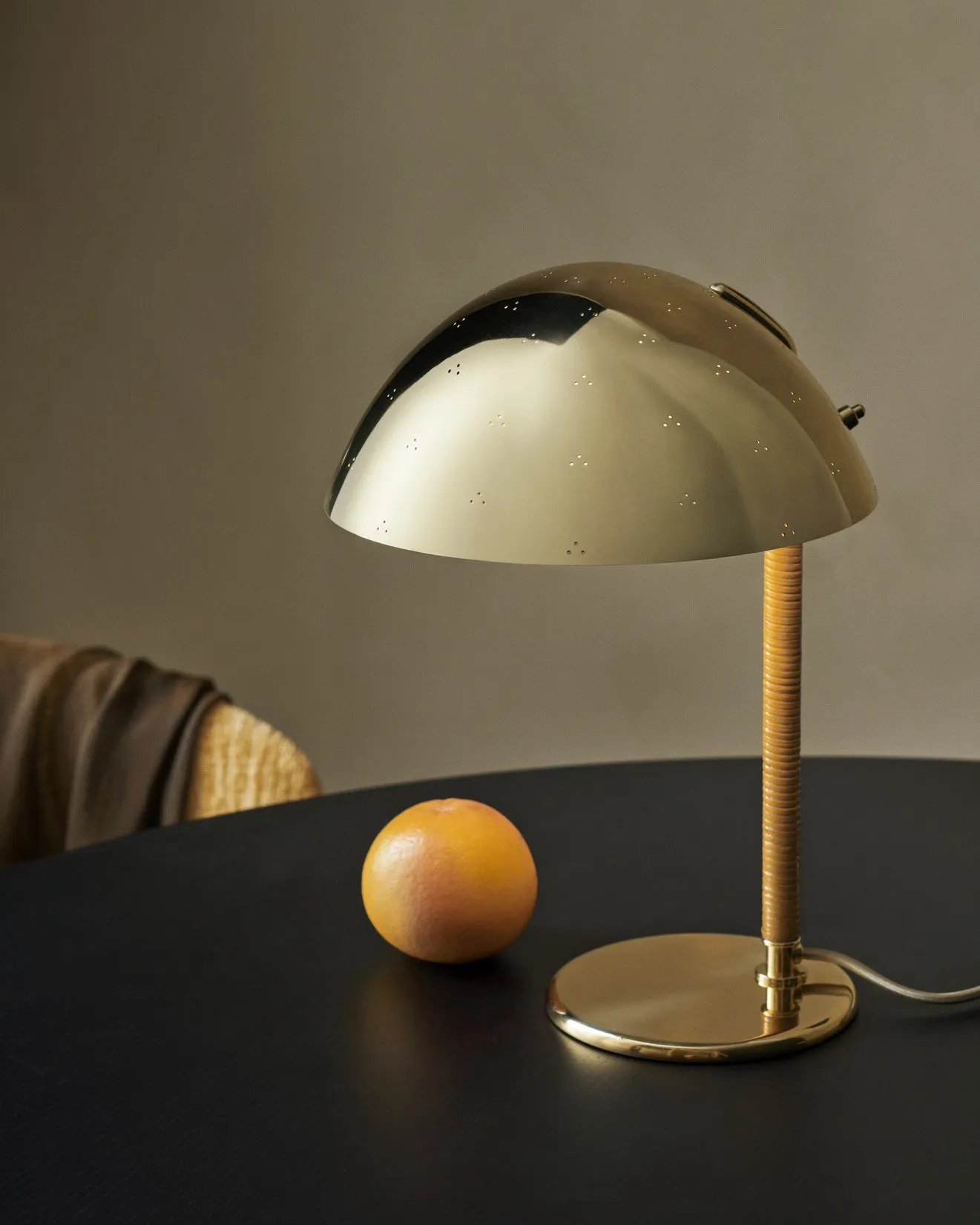 9209 table lamp - Gubi.dk w Mesmetric