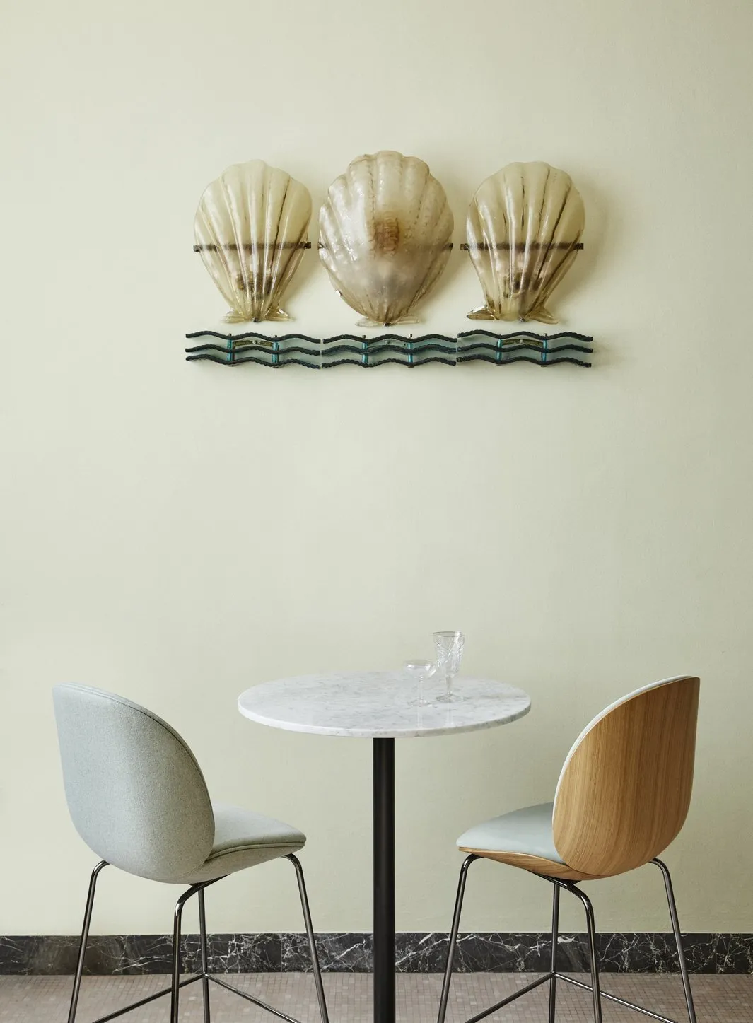 Gubi 1.0 bar table - Gubi.dk w Mesmetric
