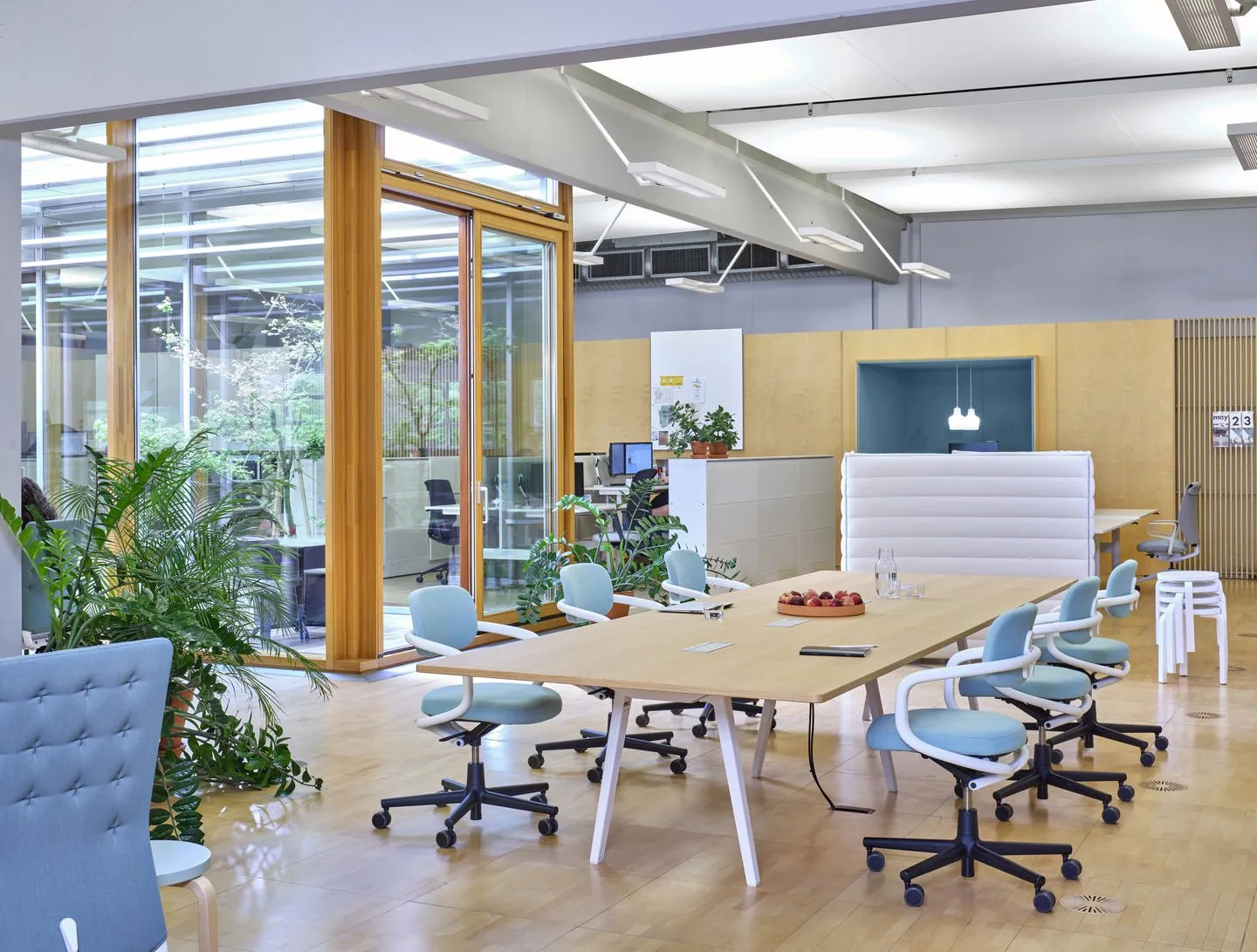 Alcove Plus Desk - Vitra w Mesmetric