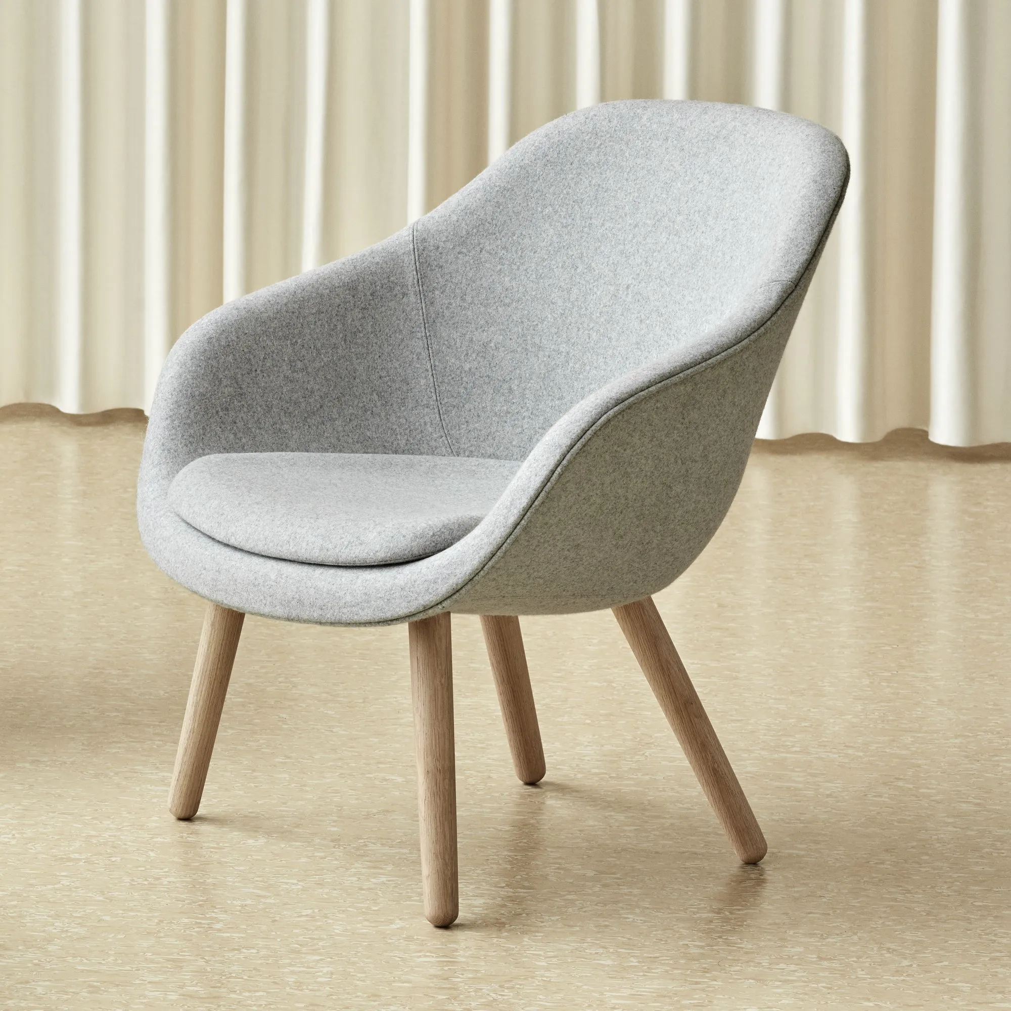 About A Lounge AAL 82, 92 - Hay w Mesmetric
