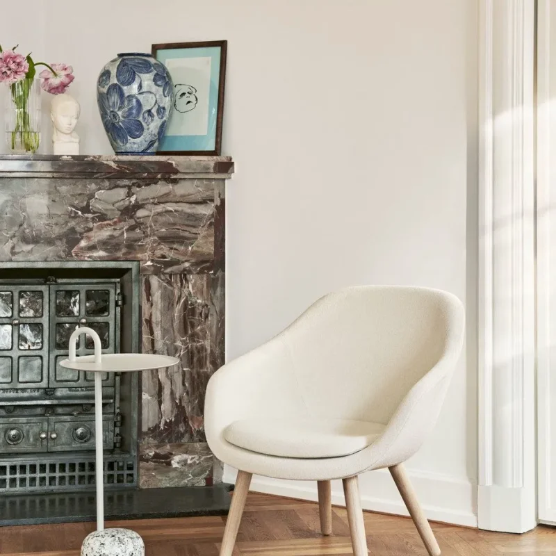 About A Lounge AAL 82, 92 - Hay w Mesmetric